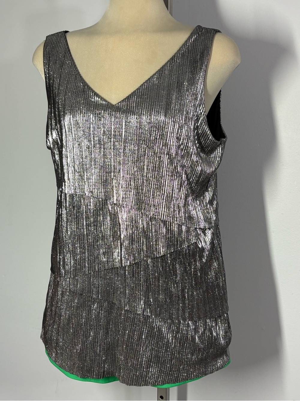 Roz & Ali Metallic Silver Pleated V-Neck Tank Size L